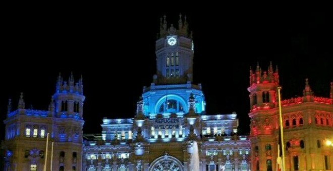 El Ayuntamiento de Madrid, iluminado con los colores de la bandera gala como gesto de solidaridad tras los atentados de este viernes en París. AYUNTAMIENTO DE MADRID