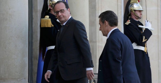 El presidente francés, François Hollande, recibe al líder de los conservadores de Francia, Nicolas Sarkozy.- REUTERS