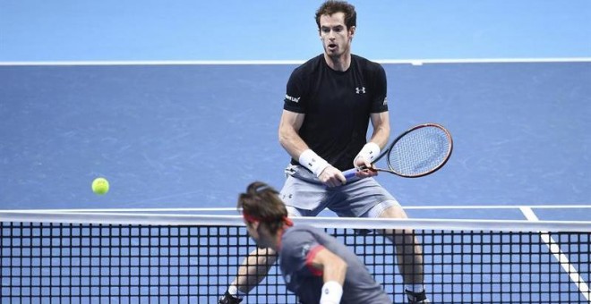 El tenista español David Ferrer (i) devuelve la pelota al escocés Andy Murray (d). /EFE