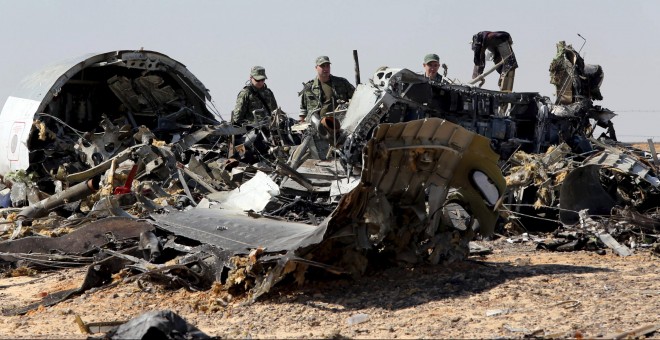 Militares examinando los restos del avión ruso derribado en el Sinaí el pasado 31 de octubre. /REUTERS