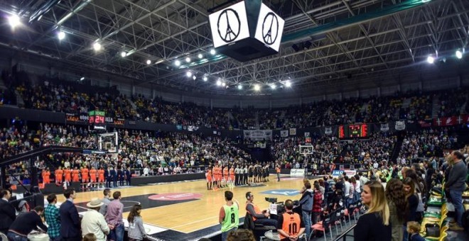 Minuto de silencio por los atentados del viernes en París, al inicio del partido entre el Bilbao Basket y el Valencia Basket. EFE