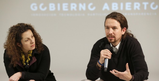 El secretario general de Podemos, Pablo Iglesias, durante la reunión que mantuvo hoy en Madrid con Beth Noveck, asesora del presidente de EEUU, Barack Obama, en materia de transparencia y gobierno abierto. EFE/Chema Moya