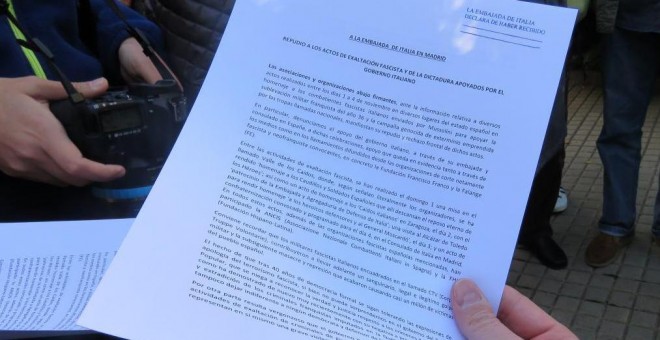 Escrito de protesta entregado por las asociaciones de las víctimas del franquismo en la Embajada de Italia en Madrid.