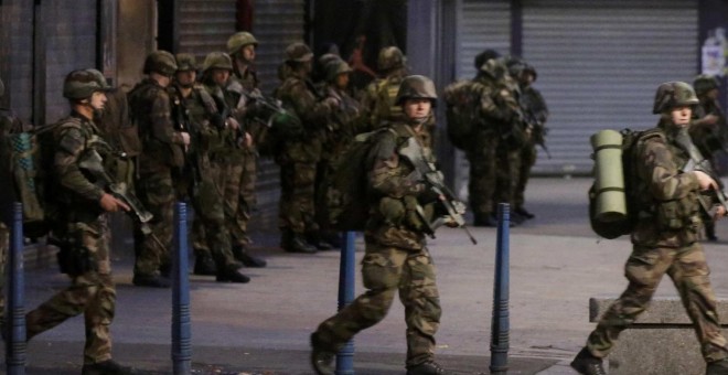 Unidades del Ejército francés se han desplegado en el centro de Saint Denis.- REUTERS.