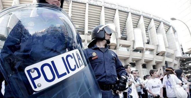 Agentes de Policía en los exteriores del Santiago Bernabéu. /EFE