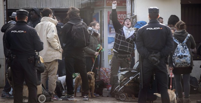 La Policía ha detenido a 45 personas, 43 de ellas por infracción de la ley de Extranjería y dos por reclamación judicial, en el desalojo del colegio mayor San Juan Evangelista, conocido como el 'Johnny', en los alrededores de la Universidad Complutense d