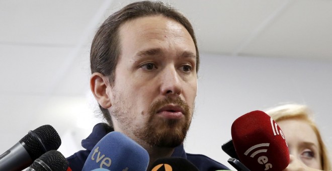 El secretario general de Podemos, Pablo Iglesias, atiende a los medios tras la reunión que ha mantenido con representantes de pymes y autónomos, en la sede del Partido, en Madrid. EFE/Sergio Barrenechea