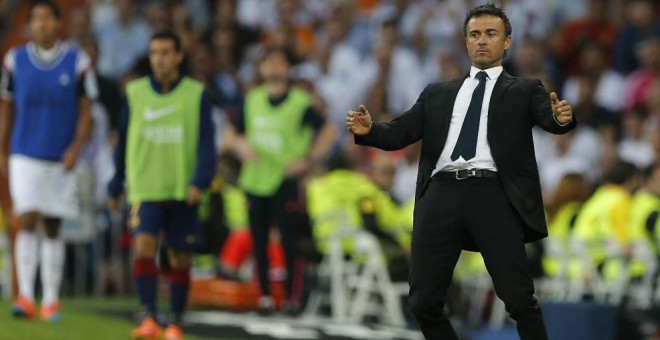 Luis Enrique en la banda del Santiago Bernabéu en el clásico de la temporada pasada. /EFE