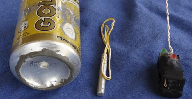 El supuesto artefacto explosivo fabricado con una lata de refresco, un detonador, un interruptor y varios cables. / REUTERS