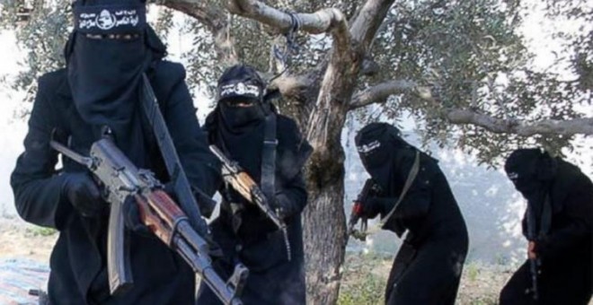 Combatientes de la brigada Al-Khansaa, escuadrón femenino supuestamente creado por el  del ISIS.