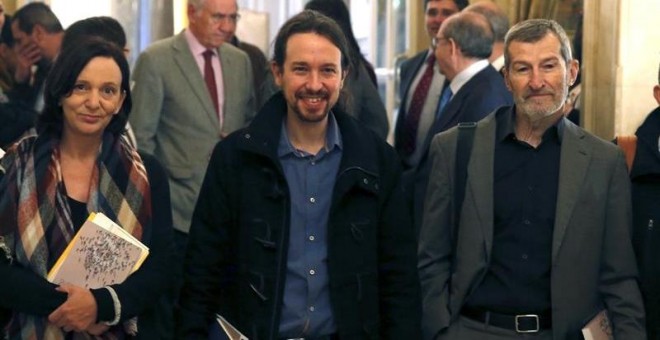 El líder de Podemos, Pablo Iglesias, el ex JEMAD Julio Rodríguez, número dos de Podemos por Zaragoza, y Carolina Bescansa, secretaria de Análisis y Programa, a su llegada al hotel de Madrid donde participaron en un desayuno informativo.