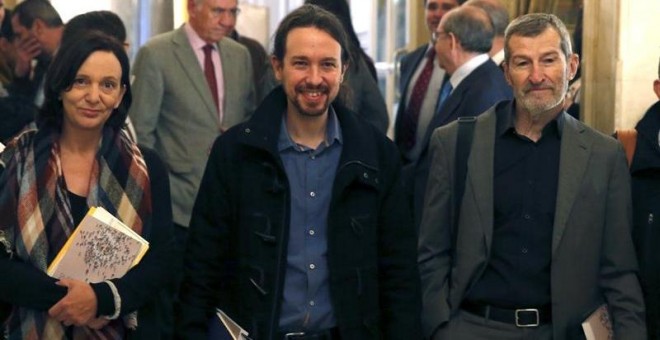 El líder de Podemos, Pablo Iglesias, el ex JEMAD Julio Rodríguez, número dos de Podemos por Zaragoza, y Carolina Bescansa, secretaria de Análisis y Programa, a su llegada al hotel de Madrid donde participaron en un desayuno informativo.