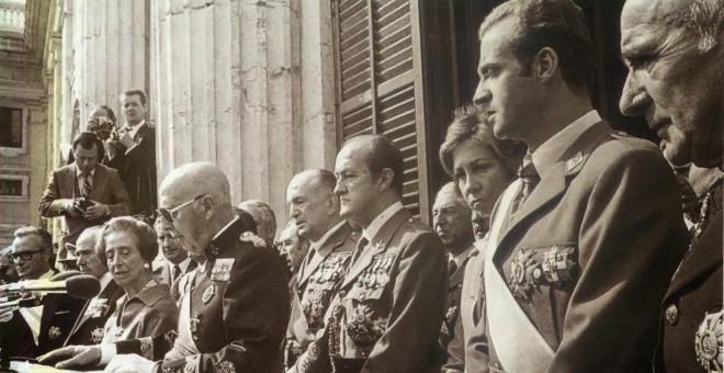 Francisco Franco y el entonces príncipe Juan Carlos, en el balcón del Palacio Real, en el acto de apoyo al régimen el 1 octubre 1975.