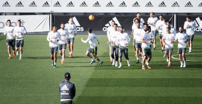 Los jugadores del Real Madrid ejercitándose este viernes por la mañana en Valdebebas. /EFE