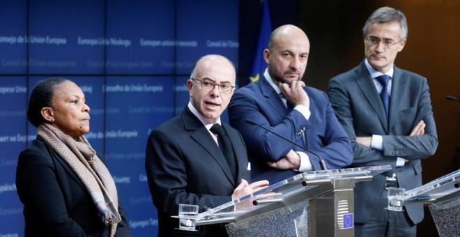 La ministra francesa de Justicia, Christiane Taubira; el ministro de Interior galo, Bernard Cazeneuve; el viceprimer ministro de Luxemburgo, Etienne Schneider, y el ministro de Justicia luxemburgués, Felix Braz, dan una rueda de prensa tras concluir una