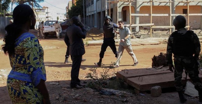 Un rehén es escoltado por personal militar de Mali a su salida del hotel de lujo Radisson Blu en Bamako, Mali, EFE/Str