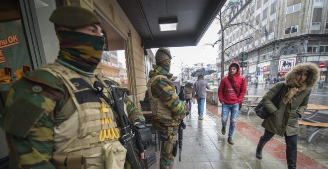 Soldados armados vigilan el centro de Bruselas, donde la alerta terrorista se ha elevado al nivel máximo. / EFE
