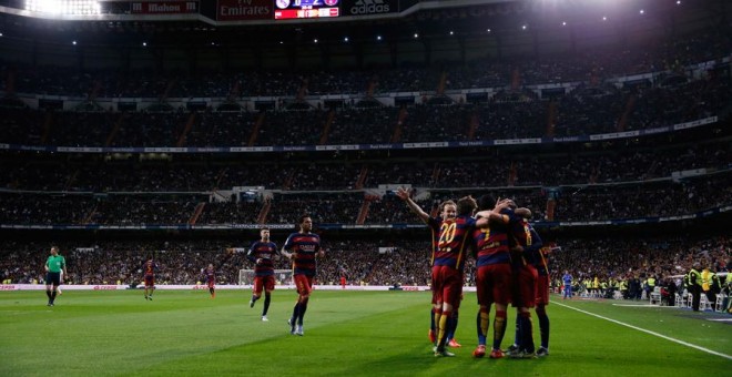 Los jugadores del Barça celebran el segundo gol al Madrid. Reuters / Juan Medina