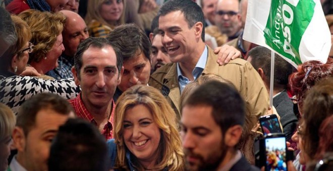 El secretario general del PSOE, Pedro Sánchez (c), y la presidenta de la Junta de Andalucía y secretaria general del PSOE andaluz, Susana Díaz (delante), a su llegada al acto electoral celebrado hoy en Jaén que ha contado con la asistencia de cerca de 2.0