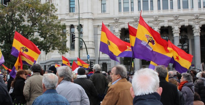 Varios manifestantes con banderas republicanas. / D. Narváez