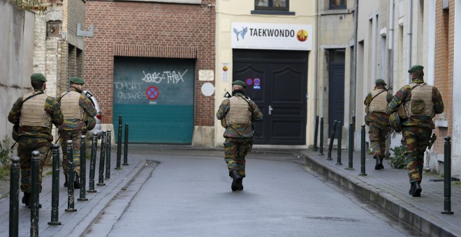 Belgian soldiers patrol in the neighborhood of Molenbeek, in Brussels, Belgium, November 22, 2015, after security was tightened in Belgium following the fatal attacks in Paris. REUTERS/Youssef Boudlal