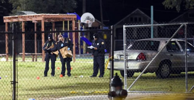 Agentes de policía en el parque donde se produjo esta noche el tiroteo en Nueva Orleans. /AFP