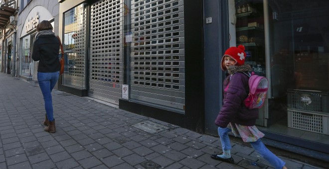 Una alumna camina por la calle tras descubrir que la escuela está cerrada en Bruselas.- EFE
