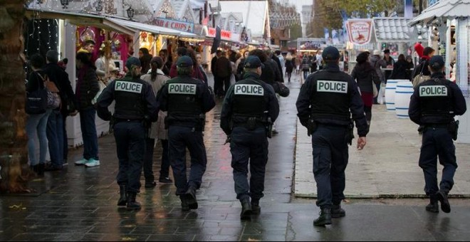 Miembros de la policía patrullan un mercado navideño en la Avenida Campos Elíseos en París, el pasado jueves./ EFE