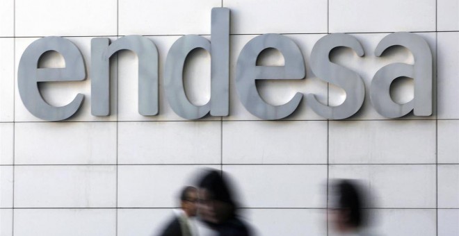 Varias personas pasan por delante de la sede de Endesa. REUTERS