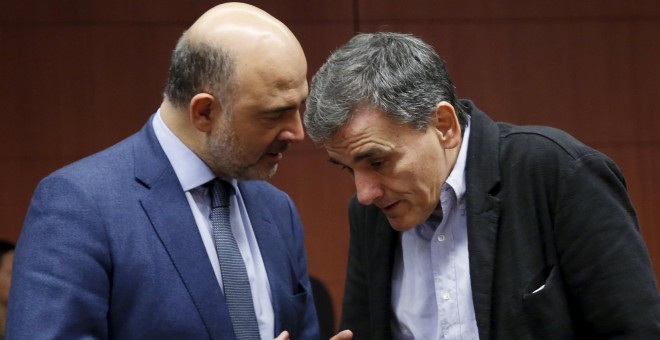 El ministro de Finanzas de Grecia, Euclid Tsakalotos conversa con Pierre Moscovici, Comisario europeo de Asuntos Económicos y Financieros. REUTERS