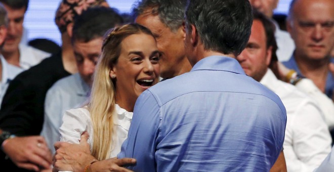 Macri es felicitado por Tintori, esposa del encarcelado líder de la oposición venezolana Leopoldo López,en Buenos Aires, Argentina.- REUTERS