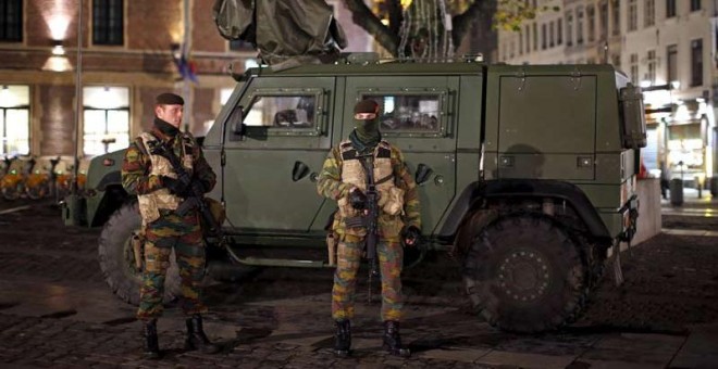 Dos soldados belgas patrullan por el centro de Bruselas. / BENOIT TESSIER (REUTERS)