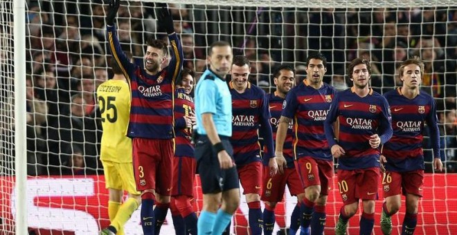 El defensa del FC Barcelona, Gerard Piqué (i), celebra el cuarto gol del equipo blaugrana, durante el encuentro correspondiente a la fase de grupos de la Liga de Campeones, que disputan esta noche frente a la Roma en el estadio del Camp Nou, en Barcelona.