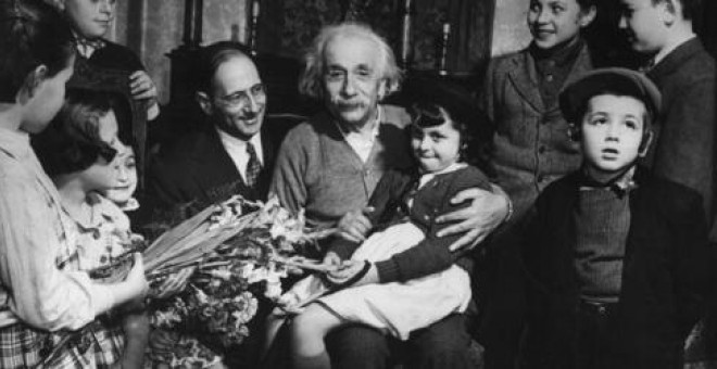 Niños refugiados en la casa de Albert Einstein en Princeton (EEUU) en su 70 cumpleaños.- EFE