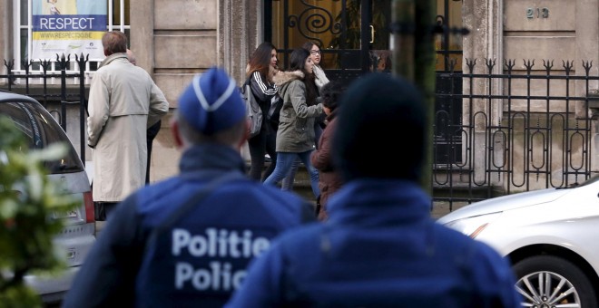 La policía belga vigila la entrada de un colegio de secundaria. REUTERS/Francois Lenoir