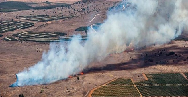 Captura de un vídeo facilitada por el canal de televisión HaberTurk que muestra una columna de humo en el lugar donde se estrelló un caza ruso tras ser derribado cerca de la frontera entre Siria y Turquía. EFE/Haberturk Tv Channel