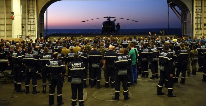 Marineros del portaaviones 'Charles de Gaulle', el buque insignia de la Marina Francesa desplegado en las aguas cercanas a Siria, esperan la llegada en helicóptero de Pierre de Villiers, general en jefe de la ofensiva. ANNE-CHRISTINE POUJOULAT / AFP