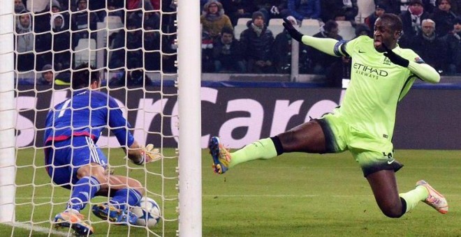 Gianluigi Buffon, del Juventus, disputa el balón contra Yaya Toure, del Manchester City. / EFE