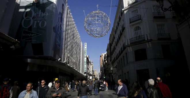 La céntrica calle madrileña de Preciados, donde se concentran gran número de comercios, decorada de cara a la temporada de compras navideñas. REUTERS/Andrea Comas