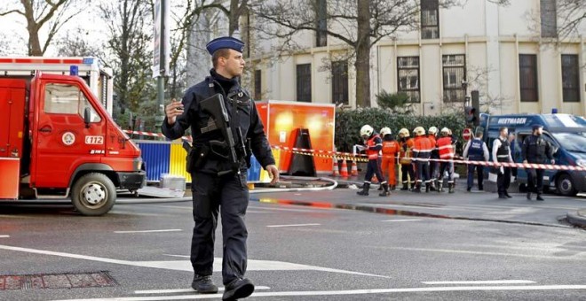 Un policía belga patrulla delante de la Gran mezquita de Bruselas. / REUTERS