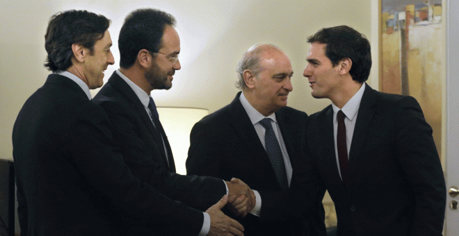 El líder de Ciudadanos saluda a Rafael Hernando y Antonio Hernando en presencia del ministro del Interior, Jorge Fernández Díaz, durante la reunión del pacto contra el terrorismo yihadista. EFE