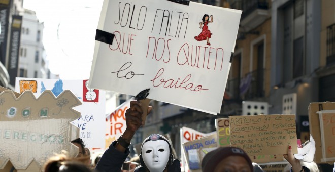Un manifestante sujeta una pancarta que pone: 'Solo falta que nos quiten lo bailao', en la protesta convocada por la plataforma 'Nadie Sin Hogar', en Madrid. 26 de noviembre de economía 2015. REUTERS / Paul Hanna
