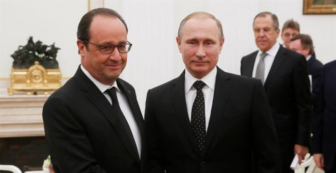 El presidente ruso, Vladímir Putin (d), saluda a su homólogo francés, François Hollande (i), en el Kremlin de Moscú, Rusia, hoy 26 de noviembre de 2015. Putin y Hollande se reunieron hoy para coordinar la lucha contra el terrorismo yihadista en Siria y ta