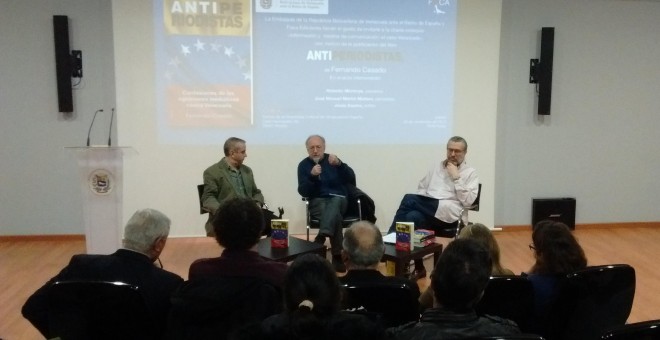 Jesús Espino, Roberto Montoya y José Manuel Martín Medem, durante la presentación de 'Antiperiodistas'. / PÚBLICO