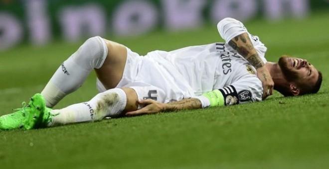Sergio Ramos, con gestos ostensibles de dolor en su hombro tras lesionarse el pasado 15 de septiembre. /AFP