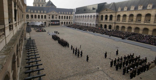 Es la primera vez que el palacio de los Inválidos rinde homenaje a víctimas civiles.- REUTERS.