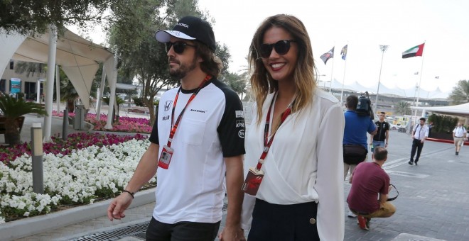 Fernando Alonso y su novia Lara Álvarez pasean por el circuito de Yas Marina. /REUTERS