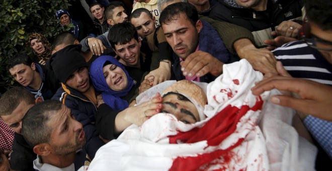 Familiares del joven palestino Yehia Taha, asesinado por las tropas israelíes, según dijeron los médicos, durante disturbios en la aldea cisjordana de Qatnna.- REUTERS/Mohamad Torokman