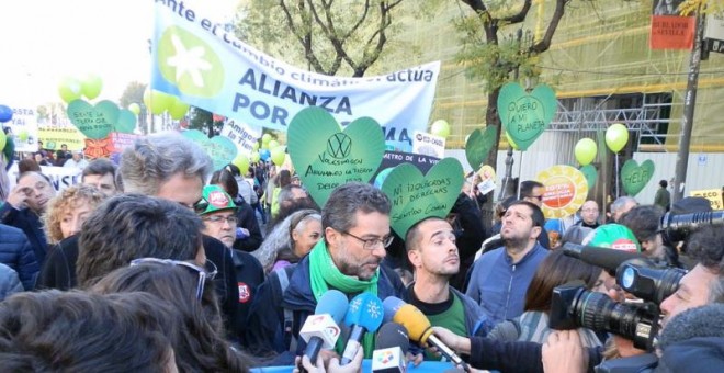 Mario Rodríguez, director ejecutivo de Greenpeace en la manifestación de hoy en Madrid./ J.T