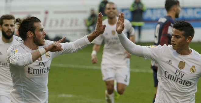 Gareth Bale celebra con James su gol ante el Éibar. /REUTERS